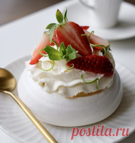Воздушная Павлова: с клубникой, лаймом и просекко • Dolce Vita Blog Пирожное Павлова на безе на французской меренге, с лаймовым курдом, сливочным кремом и свежими ягодами. Простой рецепт с пошаговыми фото