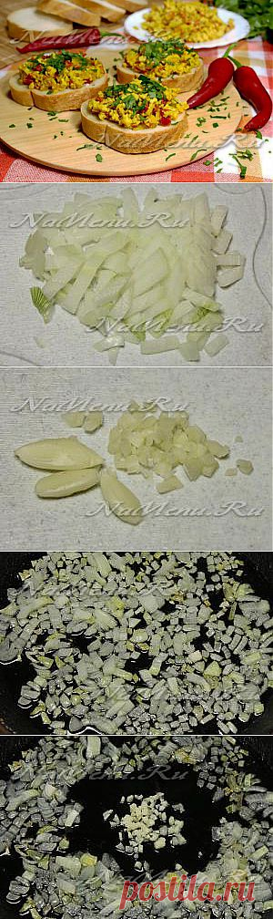 Акури – яичница-болтунья с помидорами