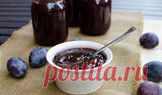 Сливовый джем с шоколадом и корицей...
Рецепт:
- 1 кг половинок слив без косточек (у меня был чернослив)
- 700 г сахара*
- 100 г горького шоколада
- 1 ч.л. молотой корицы
* В следующий раз положу 500 г, но мне больше нравится несладкое варенье. И конечно же многое зависит от слив - если кислые, то можно оставить и 700 г. Еще в первоисточнике варят с Желфиксом или пектином, но у нас сроду такого добра не было, или я не там ищу, так что обошлась без него.
1. Сливы измельчить...