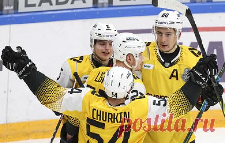 "Северсталь" повела в серии первого раунда плей-офф КХЛ с ЦСКА, выиграв второй матч подряд. Счет в серии до четырех побед стал 2-1 в пользу череповчан