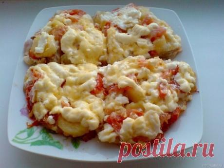 МЯСО "ПО-ФРАНЦУЗСКИ" В МУЛЬТИВАРКЕ

Ингредиенты:
мясо (свинина)
картофель (4 шт)
2 луковицы
1 большой помидор
майонез
сыр
приправа Vegeta

Способ приготовления мяса «по-французски» в мультиварке:

Нарезаем мясо мелкими кусочками, минут 10 даем просушиться, затем его солим и добавляем приправу.

Нарезаем картофель кружками.

Выкладываем мясо в мультиварку (предварительно смазав чашу растительным маслом).

Добавляем лук, нарезанный кольцами.

Выкладываем сверху картошку .

Р...