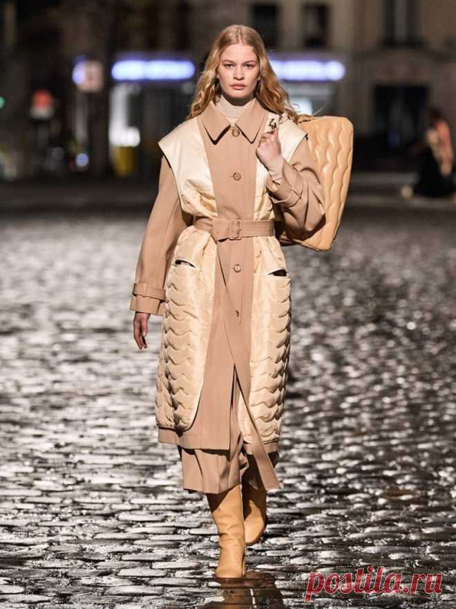 Chloé осень-зима 2021: дебютная коллекция Габриэллы Херст - FashionView.ru - ВСЯ МОДА В ДЕТАЛЯХ Уругвайский модельер Габриэлла Херст представляет свою первую коллекцию одежды для Chloé. Любопытно, что Chloé выпускает свою новую коллекцию в день столетия основательницы бренда Габи Агьен.