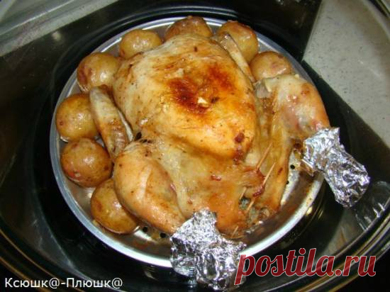 Цыпленок, фаршированный рисом и грибами (аэрогриль Brand 35128) 1. Цыпленка хорошо промыть. Если нужно, удалить изнутри все внутренности (или то, что от них осталось). Обсушить бумажным полотенцем. Натереть солью и специями, обмазать смесью майонеза с аджикой (снаружи и внутри). Отложить в сторону (в таком виде он у меня простоял чуть больше часа). 2. Готовим на