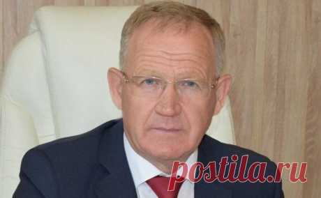 Мэр Дальнегорска обиделся на шутку про коррупцию и Ближнегорск. Теребилов счел «гротеском и похабщиной» шутку Стоянова о вымышленном коррупционном скандале. По сценарию, мэр Дальнегорска украл 5 млн руб. «А мог бы 25, как мэр Ближнегорска», — сказал он, назвав позднее совпадение случайным