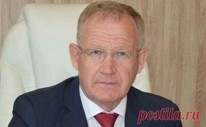 Мэр Дальнегорска обиделся на шутку про коррупцию и Ближнегорск. Теребилов счел «гротеском и похабщиной» шутку Стоянова о вымышленном коррупционном скандале. По сценарию, мэр Дальнегорска украл 5 млн руб. «А мог бы 25, как мэр Ближнегорска», — сказал он, назвав позднее совпадение случайным