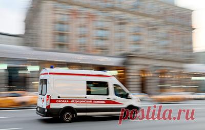 В Коломне пострадавшую от удара молнии доставили в больницу с ожогами ног. Как сообщил глава городского округа Александр Гречищев, молния попала в самокат, рядом с которым находилась женщина