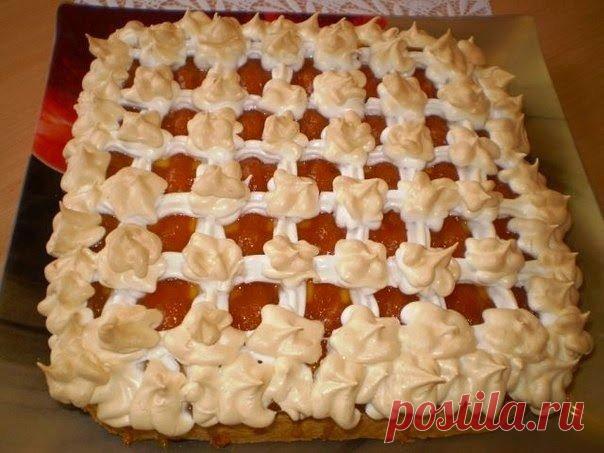 Пирог с творогом

Тесто:
1,5 стакана муки, 
2 ч.л. разрыхлителя,
100 гр масла (маргарина) растопить,
пару ложек сметаны,
пол стакана сахара,
1 яйцо. 
Все смешать, выложить на противень Тесто посыпать манкой.. Начинка: 500 гр творога, пол стакана сахара, 4 желтка, 1 ст.л манки, 100 гр сметаны - все с мешать, выложить на тесто. 
Выпекать 180* -30 мин. В это время взбиваем оставшиеся белки с пол стакана сахарной пудры. Достаем пирог из духовки , делаем полоски из абрикосового...