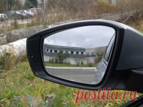 Для чего на боковых зеркалах автомобиля нанесена черная вертикальная полоса Боковые зеркала заднего вида обеспечивают водителям безопасность. Глядя в них, мы перестраиваемся и выходим на обгон, двигаемся задним ходом и контролируем пространство вокруг автомобиля. Довольно часто в зеркалах можно наблюдать один очень странный элемент — черную полоску, делящую их на две части. Какую функцию скрывает тонкая линия, разобрался портал «АвтоВзгляд». Зеркала бывают трех видов: плос...