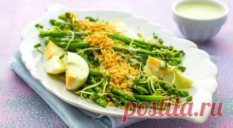 Спаржа с яйцом и посыпкой из хрустящего бекона Для будней и домашних праздников, на завтрак, обед или ужин - нежная спаржа с деликатным вкусом и хрустящий бекон.