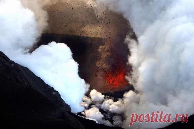Вулкан Эйяфьядлайокюдль в Исландии, 2010 год  
© AP Photo/Brynjar Gauti   |  ТАСС: Происшествия - Вулканы: красивейшие и опаснейшие