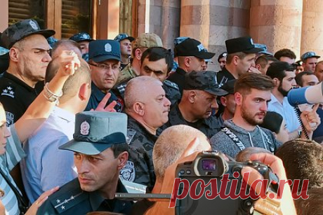 Стало известно о 34 пострадавших при протестах в Ереване. В стычках протестующих в Ереване пострадали 34 человека, среди них 16 полицейских. Об этом сообщает пресс-служба Минздрава Армении. Отмечается, что необходимую медицинскую помощь уже получили 17 из пострадавших, они были выписаны из медучреждений. Один человек прооперирован.