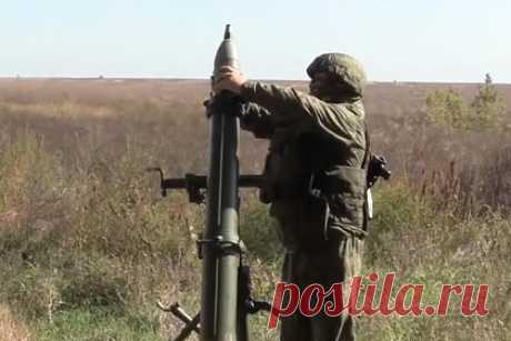 Минобороны России показало видео атаки морской пехоты. Министерство обороны России показало кадры боевой работы подразделений 155-й отдельной гвардейской бригады морской пехоты на южно-донецком направлении. По данным ведомства, в ходе операции подразделениям удалось приступить к взятию под контроль населенного пункта Павловка в Донецкой народной республике (ДНР).