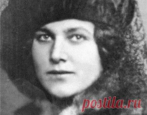 Лариса Рейснер: какой была самая красивая русская революционерка В разные времена и в разных странах эталоны красоты сильно менялись. Однако внешность Ларисы Рейснер была настолько яркой и впечатляющей, что и в наше время её фотографии производят одно впечатление: красавица! Изящная фигура, правильные черты лица. Но это была не та свойственная эпохе манерная и беззащитная женская прелесть: в точёных чертах сквозила отвага и безрассудство.
