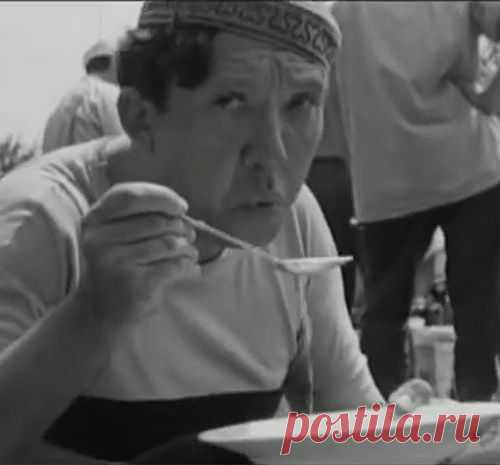 Юрий Никулин на съёмках "Кавказской пленницы"