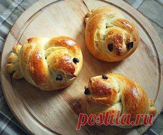 Жаворонки сдобные,Печём с детьми.
Ингредиенты: 3 стакана муки, 125 г молока, 10 г дрожжей, 15 г сливочного масла, 1 яйцо, 2 ст. ложки сахара, соль, 1 ст. ложка растительного масла.
Приготовить дрожжевое тесто из указанных ингредиентов и сформовать из него жаворонков:
Делаем из теста длинную колбаску и сворачиваем в узел.Один конец расплющиваем и режем. Другой конец немного вытягиваем, формируем голову и клювик.
Теперь делаем глазки. Для этого изюминку режем на кусочки. При...