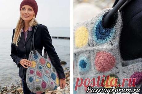 Сумка с эффектом валяния. Описание - запись пользователя Зоя (Михална) в сообществе Вязание крючком в категории Вязаные крючком аксессуары Эффект валяния в этой сумке в стиле хиппи достигается за счет того, что собранное изделие стирают в машинке при низкой температуре.  РАЗМЕРПримерно 42 см (высота) х 62 см (ширина) после стирки.