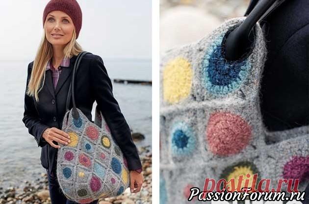 Сумка с эффектом валяния. Описание - запись пользователя Зоя (Михална) в сообществе Вязание крючком в категории Вязаные крючком аксессуары Эффект валяния в этой сумке в стиле хиппи достигается за счет того, что собранное изделие стирают в машинке при низкой температуре.  РАЗМЕРПримерно 42 см (высота) х 62 см (ширина) после стирки.