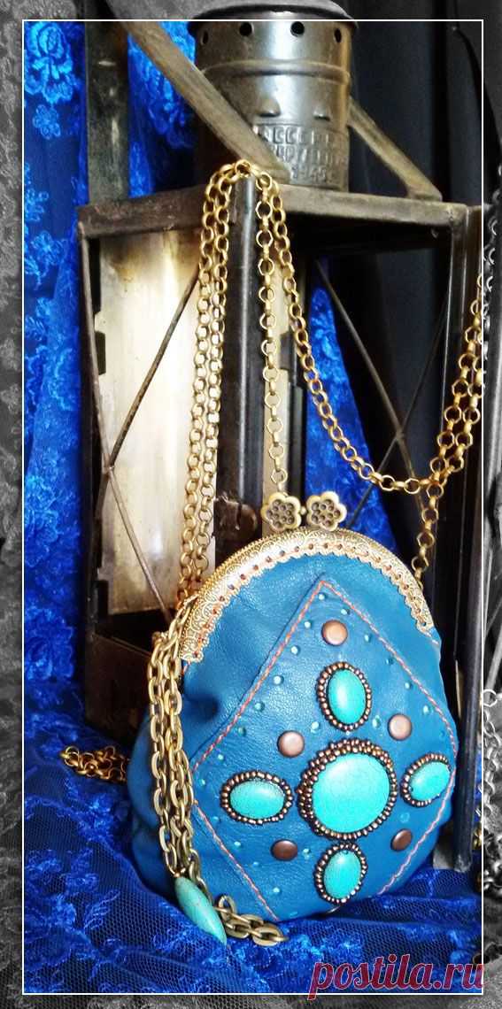 Такой вот получился кошелёчек) Материал - натуральная кожа турецкого производства. Подкладка (внутренняя часть кошелёчка) - креп-атлас цвета свежей травки. Камушки - бирюза, отстрочка - шелковая нить, рыжего цвета, двойной скрутки (прочно и надёжно!). Одевается на руку. Длина (высота) сумочки - 14 см., ширина (в самом широком месте, середина) - 14 см. 
Эксклюзивная работа ждёт свою хозяйку! Стоимость готовой работы (именно этого кошелька) - 3000 тг.