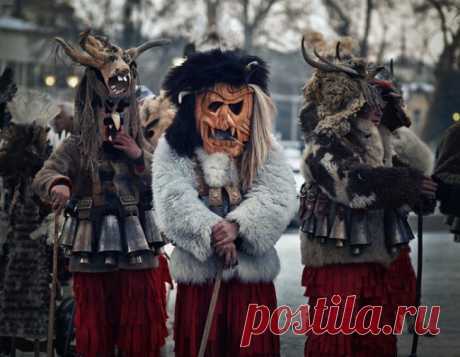 Обереги от зла в страшные вечера: чего бояться в Велесовы Святки? 
Знаете, верно, про чудеса Святочных Вечеров: про гадания на будущее, обряды на счастье да любовь, веселые гуляния молодёжи. А знаете ли, что неспроста в эти дни надевают люди страшные личины, обходят…