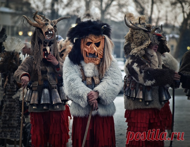 Обереги от зла в страшные вечера: чего бояться в Велесовы Святки? 
Знаете, верно, про чудеса Святочных Вечеров: про гадания на будущее, обряды на счастье да любовь, веселые гуляния молодёжи. А знаете ли, что неспроста в эти дни надевают люди страшные личины, обходят…