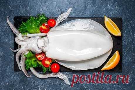Все о кальмарах: как выбрать, очистить и приготовить? Мясо кальмара - это ценный диетический продукт, содержащий большое количество полезных микроэлементов: йода, меди, селена, фосфора. Для того, чтобы в полной степени извлечь пользу из этого уникального продукта, необходимо знать основные несложные принципы, позволяющие определить его качество, и правильно приготовить. 
Как выбирать кальмаров?
&nbsp; 
При выборе моллюсков стоит обратить внимание на регион их происхождения...