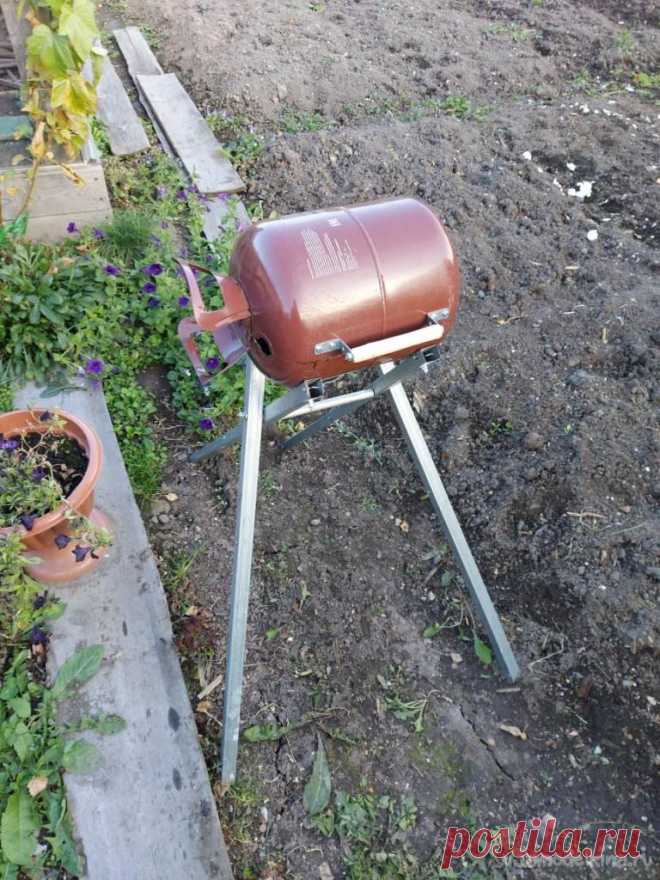 Минимангал из баллона для гелия Всем доброго времени суток! Будучи в отпуске, прибыв в родительский дом, решил я запилить мангал из того, что было под рукой. Какие задачи нужно было решить: - Сделать добротный мангал (не на пару сезонов) - По максимуму использовать все остатки материалов и крепежа после ремонтов и садовых работ