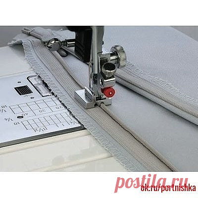 Как пользоваться дополнительными лапками для швейных машин JANOME и FAMILY
Лапка для вшивания потайной молнии
Эта уникальная лапка поможет легко и быстро вшить потайную молнию.
Описание работы:
1. Откройте застежку-молнию.
2. Расположите правую половину застежки-молнии лицом к лицевой стороне правой части изделия.
3. Отогните зубцы вправо и опустите лапку так, чтобы зубцы лежали в желобке лапки справа от иглы. Прошейте, дойдя до отметки конца разреза.
4. Расположите левую ...
