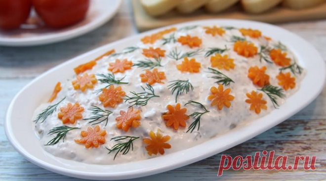 Мясная закуска «Люкс»: невероятно просто – и очень вкусно Мясная закуска «Люкс» получается нереально вкусной и нежной! А ведь приправ было минимум! Чеснока можно положить и меньше: но пикантность закуски будет уже другой! Вареное мясо, в сметанно-майонезной заправке, с чесноком – это круто! Дополнить блюдо можно гарниром из запеченного картофеля и кусочками домашнего хлеба.