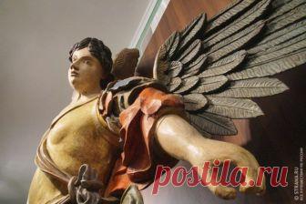 Чудотворный крест 

В церкви святителя Николая Чудотворца в Толмачах — домовом храме-музее при Третьяковке — можно поклониться Животворящему кресту Господню, главной дмитровской святыне. По легенде, в 1291 году слепая от роду девица, купаясь в реке, внезапно прозрела и увидела крест, который плыл против течения. На крик прибежали монахи из Никитского монастыря, отнесли крест монастырь, а потом передали в Успенский собор. К чудотворному кресту в Дмитров приезжали люди, стра...