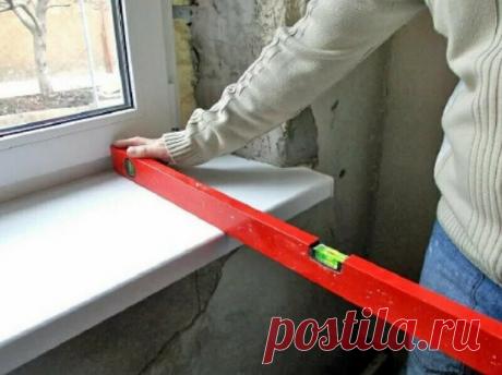 Установка подоконника ПВХ своими руками

Установить аккуратный подоконник, на котором затем будет красоваться прекрасный экзотический цветок в вазоне – гордость хозяйки – это забота хозяина. Действительно, опрятный практичный подоконник из ПВХ, который прекрасно смотрится в интерьере городской квартиры или частного дома, можно установить собственноручно. Для монтажа износостойкого, устойчивого к воздействию воды, солнечных лучей элемента интерьера, который не нужно красить...