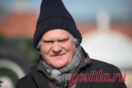 Куклачев рассказал о способе заработка на пенсии. Российский артист клоунады, народный артист РСФСР Юрий Куклачев рассказал, что зарабатывать деньги во время пенсии можно на сдаче квартиры в аренду. По его словам, каждый месяц на бензин он тратит около 30 тысяч рублей. Часть заработка у артиста также уходит на корм для кошек и продукты.