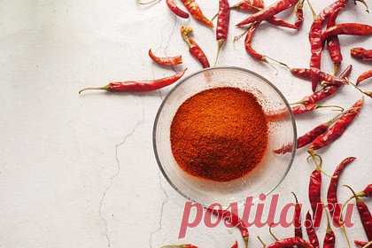 Мужчина за час съел полтора килограмма острых утиных шей по совету мошенника. В 2021 году житель Шанхая по фамилии Ван был благополучным семьянином и владельцем двух магазинов. А затем друг по фамилии Чжу рассказал ему о том, как особые амулеты помогли ему выжить после автокатастрофы и познакомил с неким «мастером». В погоне за удачей Ван отдал наставнику 25 миллионов рублей.