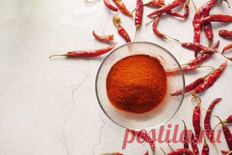 Мужчина за час съел полтора килограмма острых утиных шей по совету мошенника. В 2021 году житель Шанхая по фамилии Ван был благополучным семьянином и владельцем двух магазинов. А затем друг по фамилии Чжу рассказал ему о том, как особые амулеты помогли ему выжить после автокатастрофы и познакомил с неким «мастером». В погоне за удачей Ван отдал наставнику 25 миллионов рублей.