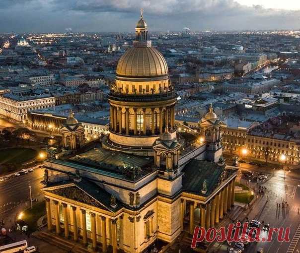 Тайны Исаакиевского собора

А вы знали, что купол Капитолия в Вашингтоне построен по чертежам Исаакиевского собора?!

Вообще собор намного старше, чем принято считать. В 1705 году Петр I решил чертежный амбар Адмиралтейства перестроить в храм — поскольку в городе уже была «Адмиралтейств-коллегия и модельная комора для чертежей». И вот деревянный амбар переделали в храм длиной 18 и шириной 9 метров. Деньги на строительство первого храма в 1707 году преподобного Исаакия Далм...