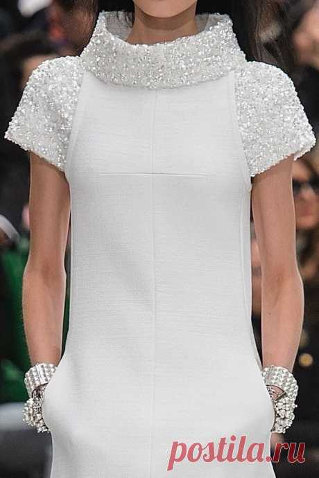 Платья в стиле Chanel: подборка классических фасонов 

Прожив долгую и плодотворную жизнь, Коко Шанель оставила множество классических фасонов для разных типов женских фигур, чтобы каждая представительница прекрасного пола нашла для себя подходящий наряд. Предлагаем посмотреть подборку платьев в стиле модного дома Chanel ➡️ Кликайте на фото, чтобы посмотреть