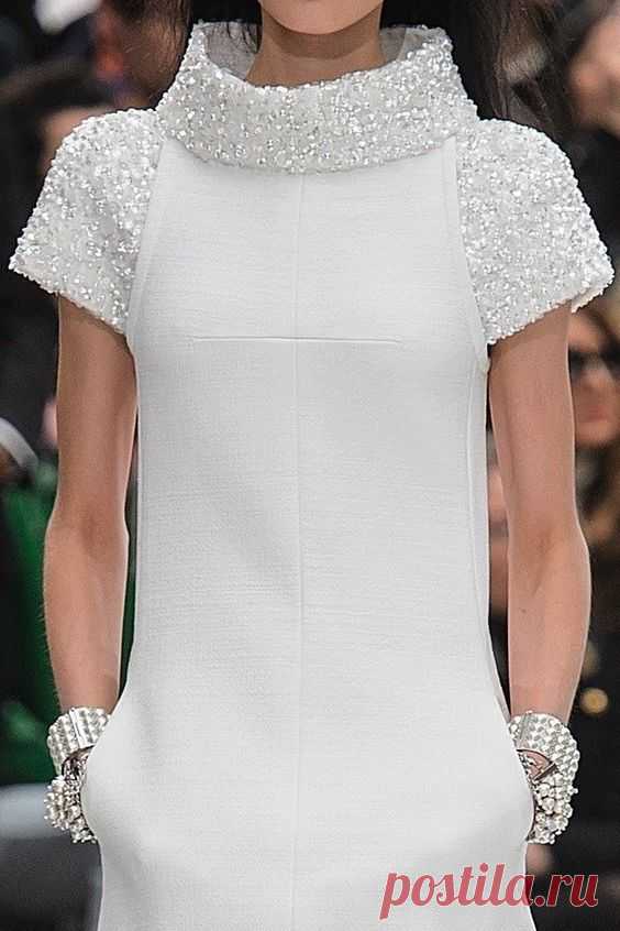 Платья в стиле Chanel: подборка классических фасонов 

Прожив долгую и плодотворную жизнь, Коко Шанель оставила множество классических фасонов для разных типов женских фигур, чтобы каждая представительница прекрасного пола нашла для себя подходящий наряд. Предлагаем посмотреть подборку платьев в стиле модного дома Chanel ➡️ Кликайте на фото, чтобы посмотреть