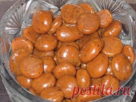 Ириски с шоколадной крошкой

Ингредиенты:
200 г мёда
примерно 80 г сахарного песка

80 г сметаны
шоколадная стружка по вкусу

Приготовление:

Смешать мёд, сахарный песок, сметану и шоколадную стружку.

Кипятить до получения густой массы. Выложить на противень, смазанный сливочным маслом.

После охлаждения разрезать на небольшие квадратики, завернуть их в целлофан. Я вылила в ёмкость, дождалась, пока масса затвердеет до консистенции пластилина и скатала шарики. Но так не оч...