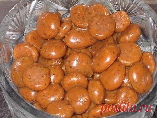 Ириски с шоколадной крошкой

Ингредиенты:
200 г мёда
примерно 80 г сахарного песка

80 г сметаны
шоколадная стружка по вкусу

Приготовление:

Смешать мёд, сахарный песок, сметану и шоколадную стружку.

Кипятить до получения густой массы. Выложить на противень, смазанный сливочным маслом.

После охлаждения разрезать на небольшие квадратики, завернуть их в целлофан. Я вылила в ёмкость, дождалась, пока масса затвердеет до консистенции пластилина и скатала шарики. Но так не оч...