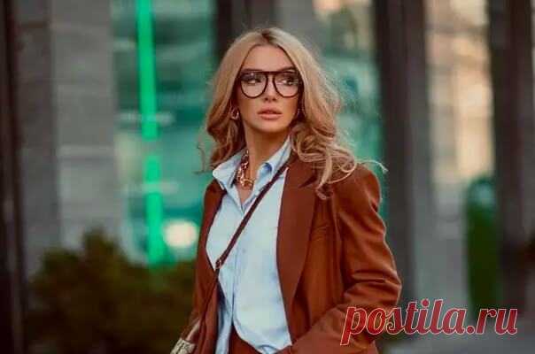 Модные пиджаки и жакеты 2022: стильные идеи для полноценного образа (+15 фото) Такие детали женского гардероба, как пиджаки и жакеты используются с давних времен. Однако, каждый год дизайнеры вносят новые элементы и в эти изделия, приближая их к модным тенденциям.