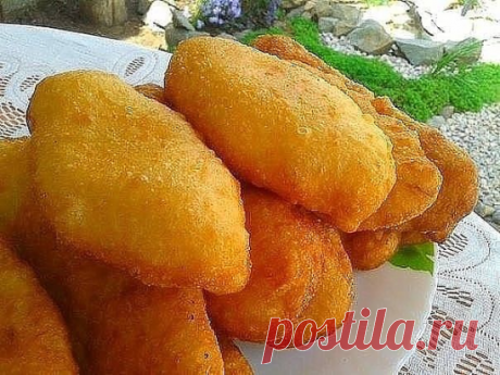 Вкусное тесто для пирожков! 

Ингредиенты: 

3 ст.л. муки 
3 ст.л. подсолнечного масла 
1 ст.л. сахара 
1 ч.л. соли 

Приготовление: 

Все ингредиенты необходимо тщательно смешать и залить стаканом кипятка. Еще раз хорошо перемешать и поставить смесь охлаждаться. После того, как наша мучная смесь остынет (должна оставаться теплой), добавить один стакан теплой воды, 3 желтка, 1.5 ч.л. сухих дрожжей, 4-5 стакана муки. По муке смотрите сами, т.к. зависит от клейковины муки, к...