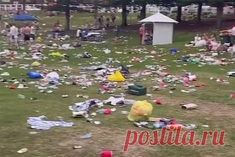 Тысячи туристов превратили популярный пляж в свалку после вечеринки на Рождество. Около десяти тысяч туристов пришли отпраздновать Рождество на популярном пляже Бронте в Сиднее и превратили его в свалку. В день мероприятия там находились полицейские и спасатели. Кроме того, во время рекламной кампании вечеринки в соцсетях гостей предупреждали, что в этой зоне нельзя распивать алкоголь.