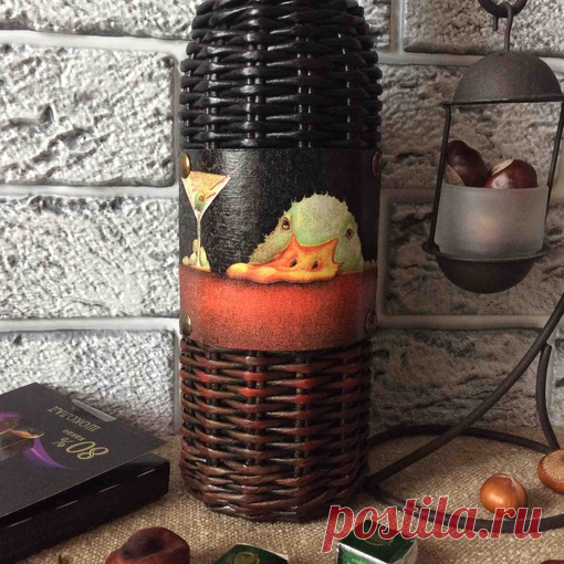 Всем привет!
А не крякнуть ли нам мартини?!  «Философически» настроенный селезень ищет собутыльников, надеясь отыскать истину в вине 
Я сегодня с ещё одной «бутилькой». И как, скажите мне, можно фотографировать чёрный цвет?  Как я ни билась, получилось что-то невразумительное  Держу в руках-красиво и элегантно, смотрю на фото-фу, фу, фу 
У меня опять история... Решила, чтобы поддержать картинку, по низу сделать градиентную патину.
Намешала нужных оттенков ( взяла красный, ...