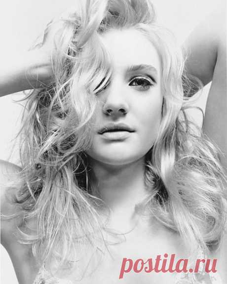 Ромола Гарай / Romola Garai