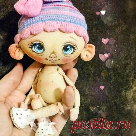 Моя крошечка любимка)Подарила ей сандальки)
Ябота идет медленно...Потому что то понос, то золотуха...Ходила лечить зубы,потому что после трех беременностей  и кормлений они,видимо, решили меня покинуть.Боюсь стоматологов до обоссикания😄Прошу всегда обезболить прям всю верхнюю половину тела,чтоб наверняка😂Еще один зуб вырывать надо😒Там вообще,наверное кони двину от страха...Это с детства.Точно точно.Потому что в детстве таких наркозов не было.Либо лидокаин,который что ме...