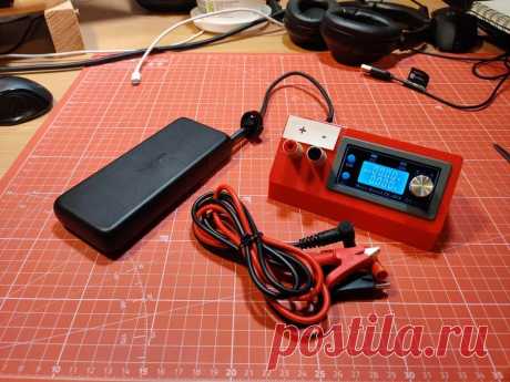 Настольный блок питания с питанием от USB-C Настольный источник питания является важным инструментом при работе с электроникой. С помощью него можно подать нужное для проекта напряжение и ограничить ток. Портативный настольный блок питания, который сделал мастер, питается по USB-C Power Delivery.Это очень простой проект, который можно