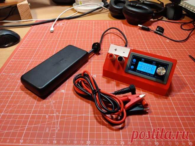Настольный блок питания с питанием от USB-C Настольный источник питания является важным инструментом при работе с электроникой. С помощью него можно подать нужное для проекта напряжение и ограничить ток. Портативный настольный блок питания, который сделал мастер, питается по USB-C Power Delivery.Это очень простой проект, который можно