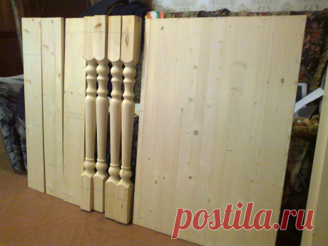 Полный набор: деревянные стол и табуретки