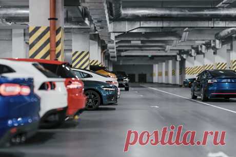 В России нашли способ борьбы с автомобилистами-должниками. Счетная палата предложила властям предоставить госкомпании «Автодор» право обрабатывать персональные данные автомобилистов, у которых есть долги за проезд по платным дорогам. Замминистра транспорта Василий Десятков поддержал новый способ борьбы с неплательщиками. Общий долг автовладельцев 923,9 миллиона рублей.