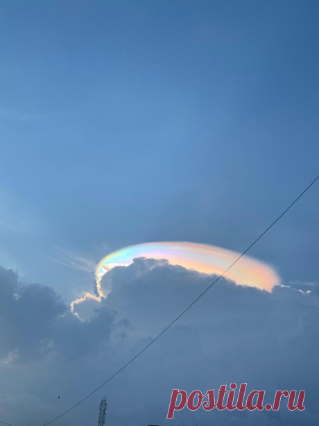 Nuvens iridescentes, conhecidas como ′′ arco-íris de fogo ′′ ou ′′ nuvens de arco-íris