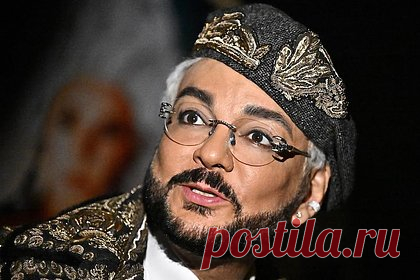 Киркоров пропал из «Сватов». Российского поп-певца Филиппа Киркорова вырезали из четвертой части сериала «Сваты». Согласно сюжету, артист, который играет самого себя, приезжает на экскурсию в винодельню, чем шокирует персонажей сериала. Эпизод был отснят в 2010 году. В новой версии серии камео исполнителя отсутствует.